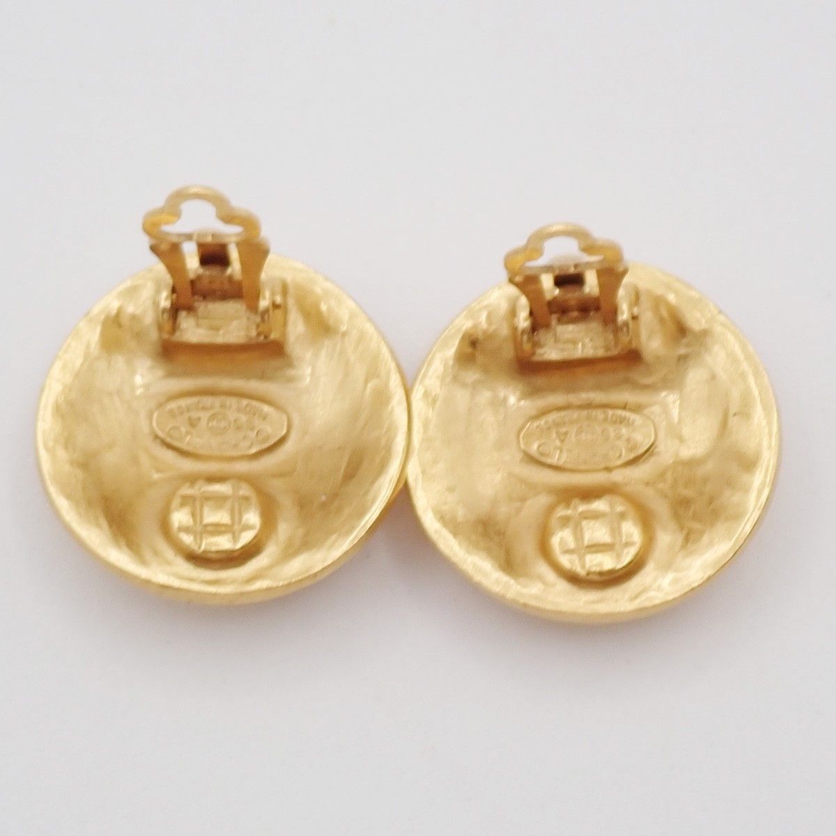 Chanel Chanel Vintage CC Round Button Clip-On Earrings Metal Size ONE SIZE - 3 Thumbnail