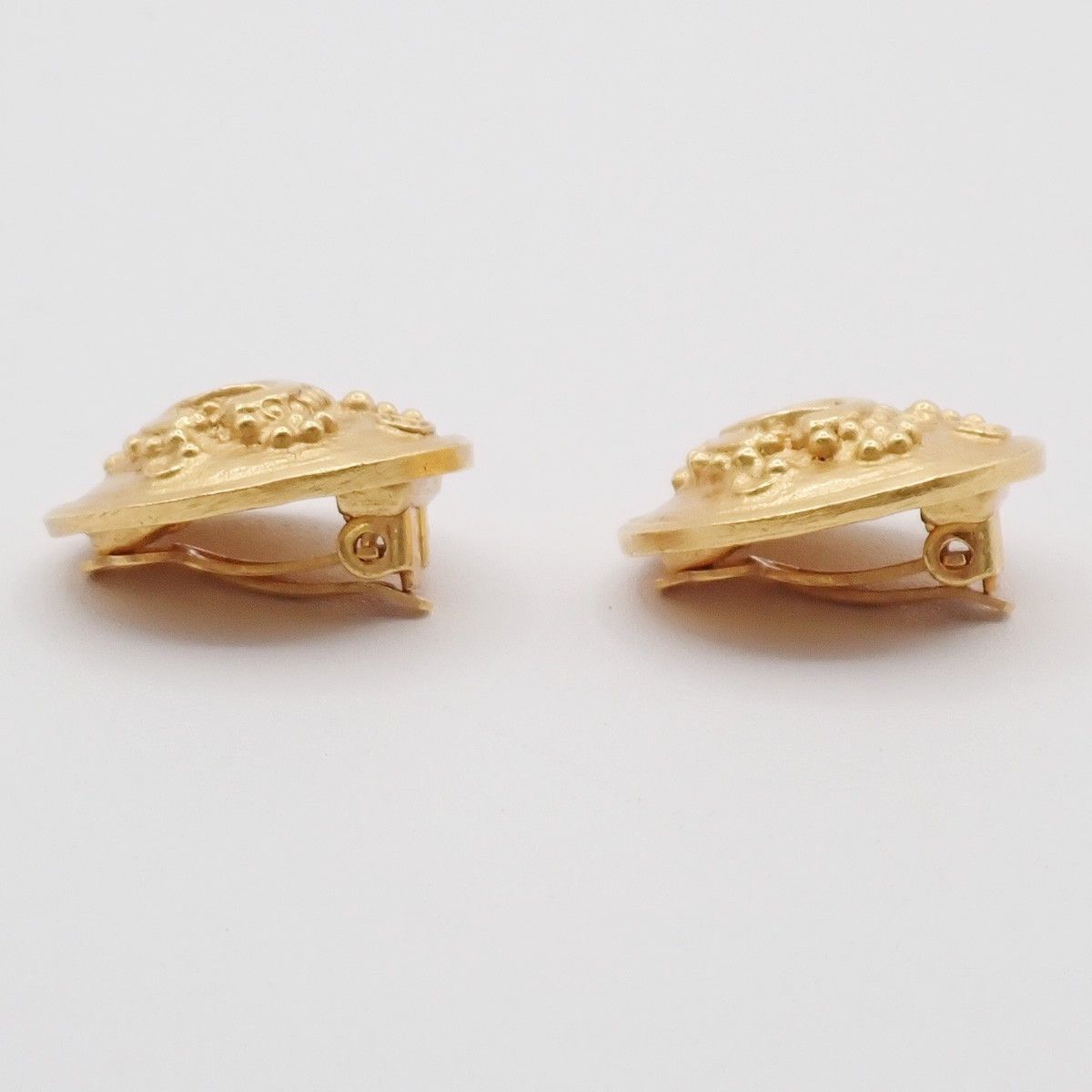 Chanel Chanel Vintage CC Round Button Clip-On Earrings Metal Size ONE SIZE - 7 Thumbnail