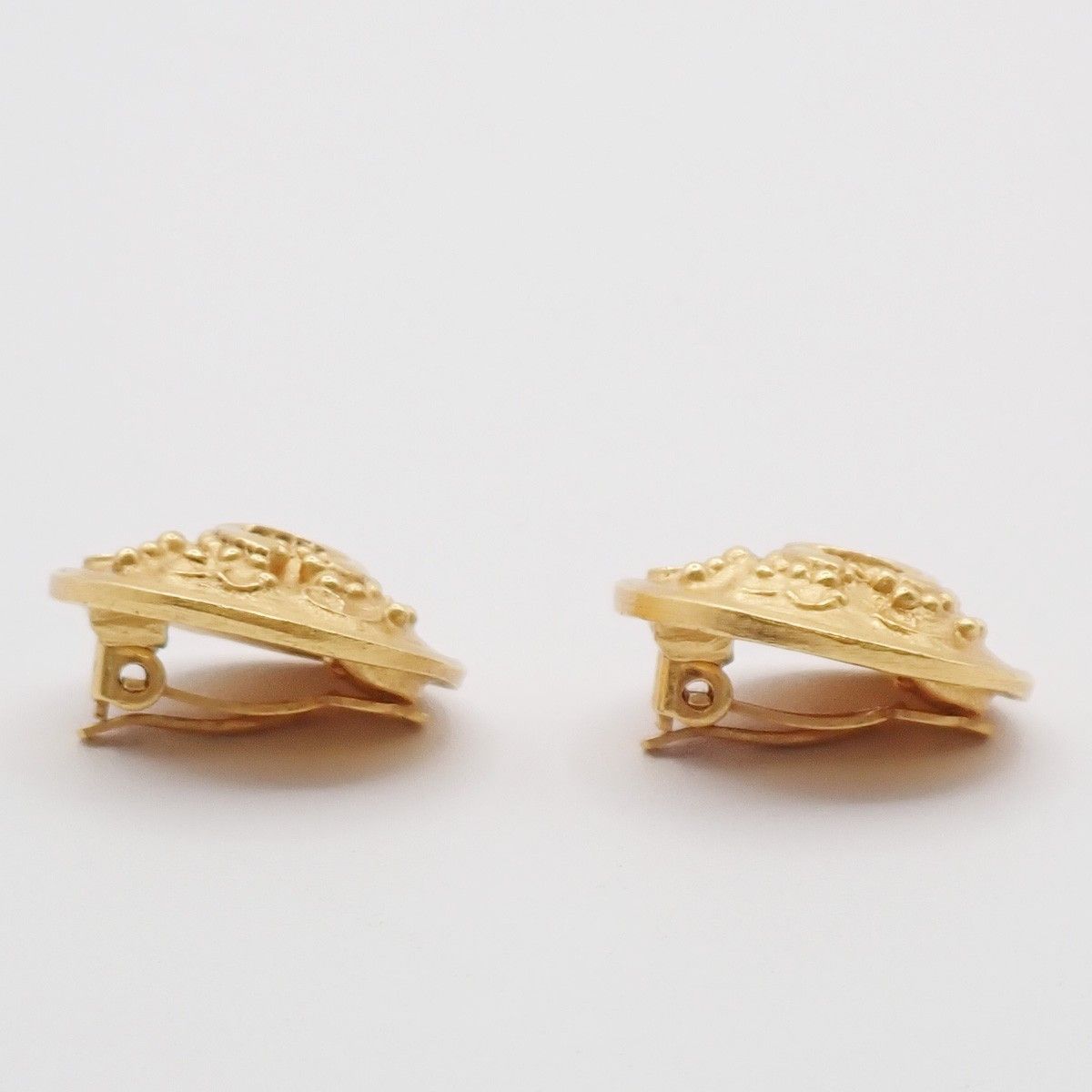 Chanel Chanel Vintage CC Round Button Clip-On Earrings Metal Size ONE SIZE - 8 Thumbnail