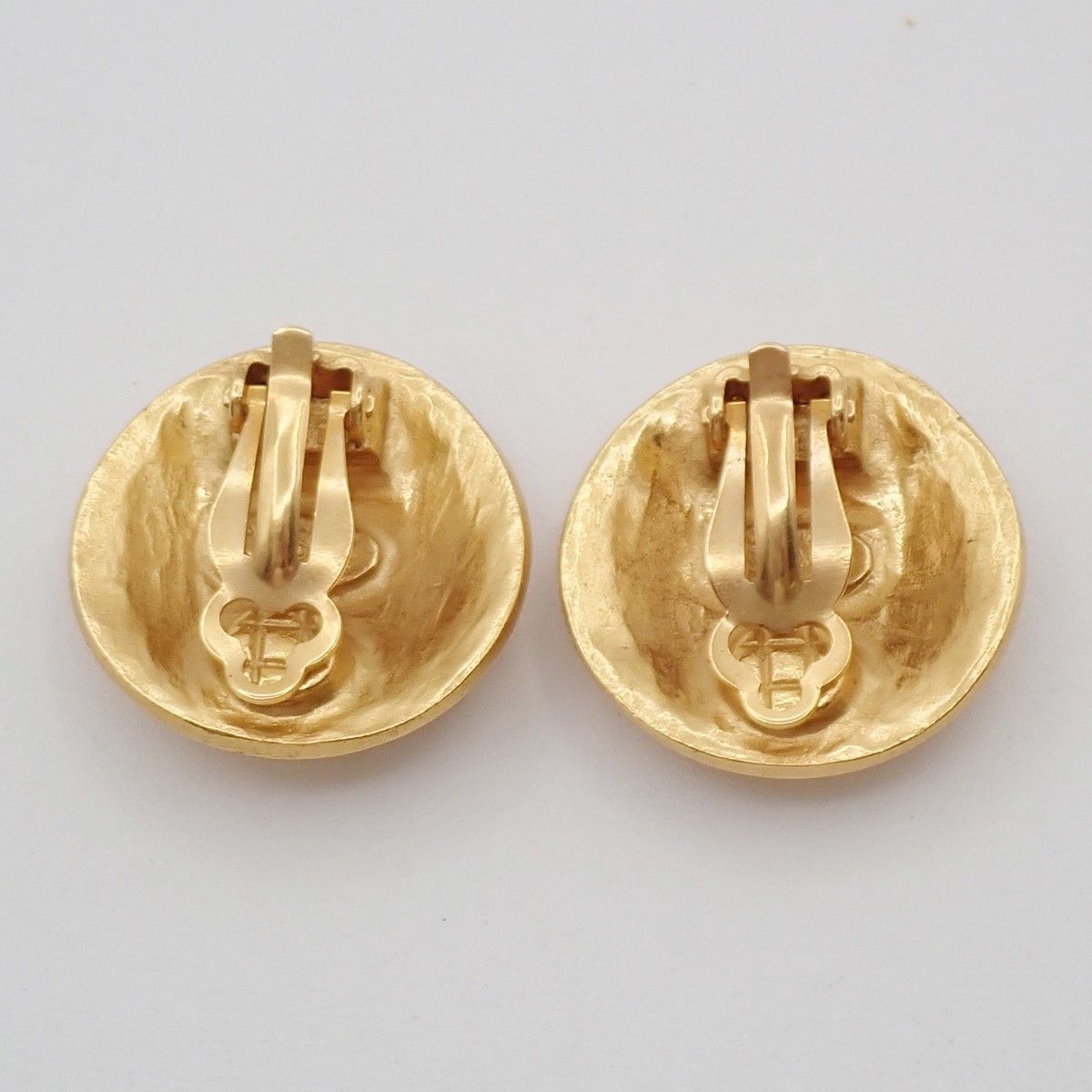 Chanel Chanel Vintage CC Round Button Clip-On Earrings Metal Size ONE SIZE - 2 Thumbnail
