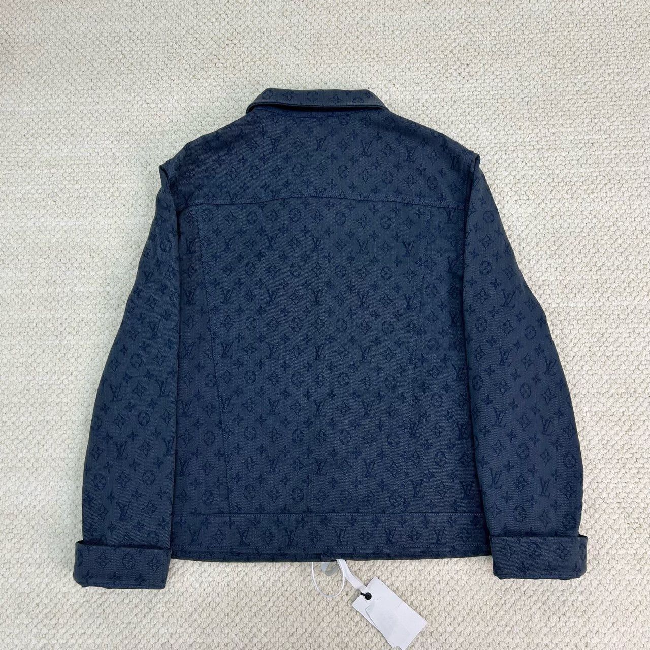Louis Vuitton louis vuitton embossed jacket in navy blue Size US L / EU 52-54 / 3 - 2 Thumbnail