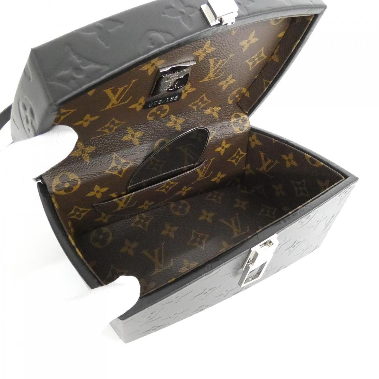 Louis Vuitton Louis Vuitton Louis Vuitton LV×FG Twisted Box Calf Bag Leather Crossbody Bag M11155 DUTY FREE for USA Size ONE SIZE - 9 Thumbnail
