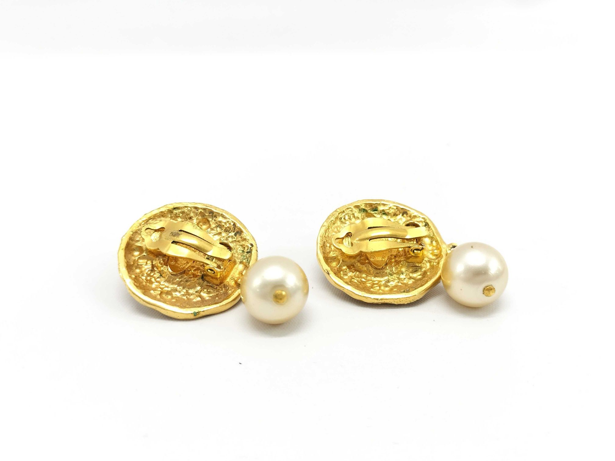 Chanel Chanel Vintage CC Round Button Clip-On Earrings Metal Size ONE SIZE - 3 Thumbnail