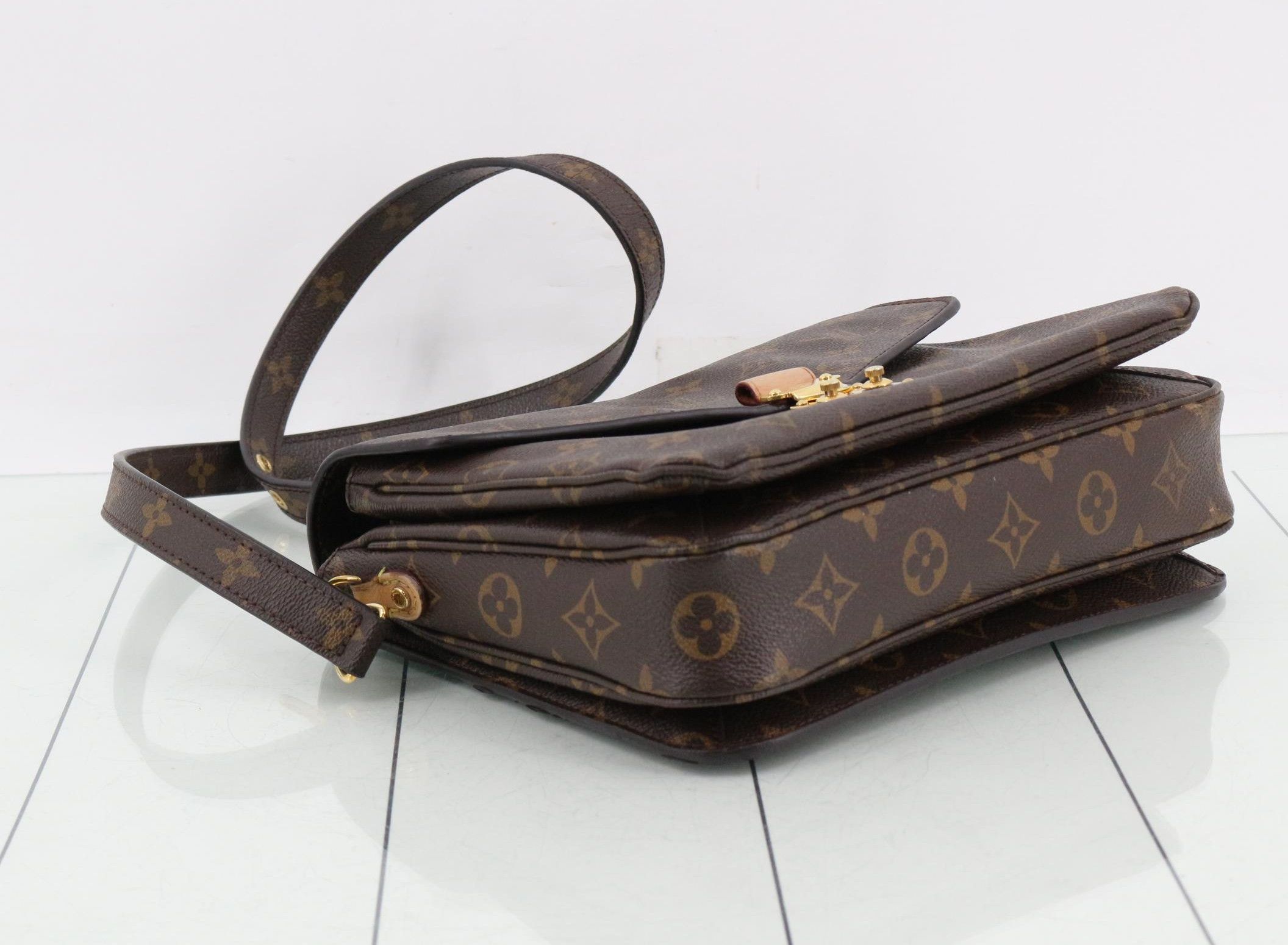 Louis Vuitton Louis Vuitton Pochette Metis Monogram Canvas Size ONE SIZE - 4 Thumbnail