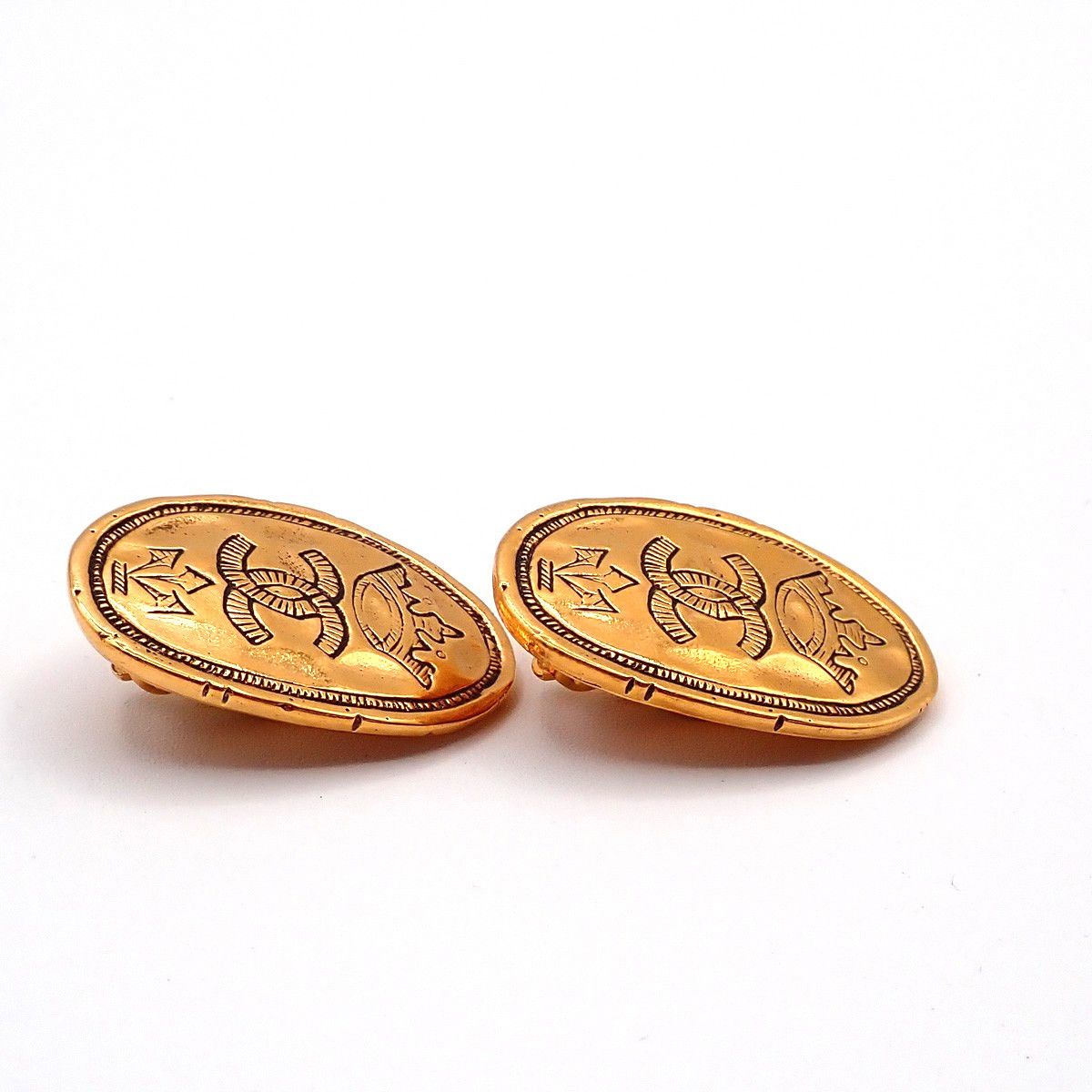 Chanel Chanel Vintage CC Crown Oval Plate Clip-On Earrings Metal Size ONE SIZE - 4 Thumbnail