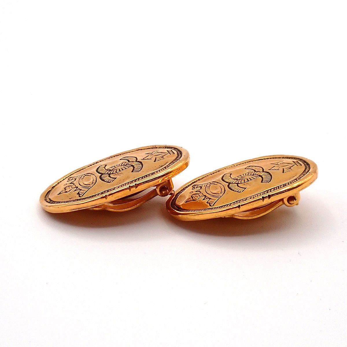 Chanel Chanel Vintage CC Crown Oval Plate Clip-On Earrings Metal Size ONE SIZE - 3 Thumbnail