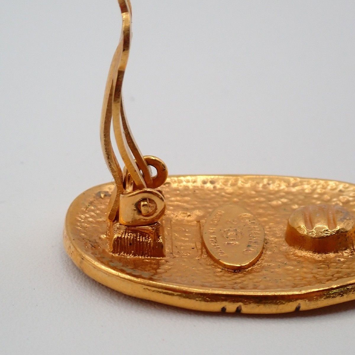 Chanel Chanel Vintage CC Crown Oval Plate Clip-On Earrings Metal Size ONE SIZE - 6 Thumbnail