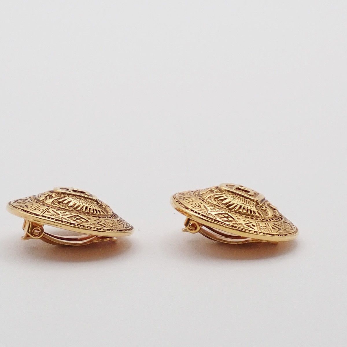 Chanel Chanel Vintage Round CC Clip-On Earrings Metal Size ONE SIZE - 4 Thumbnail