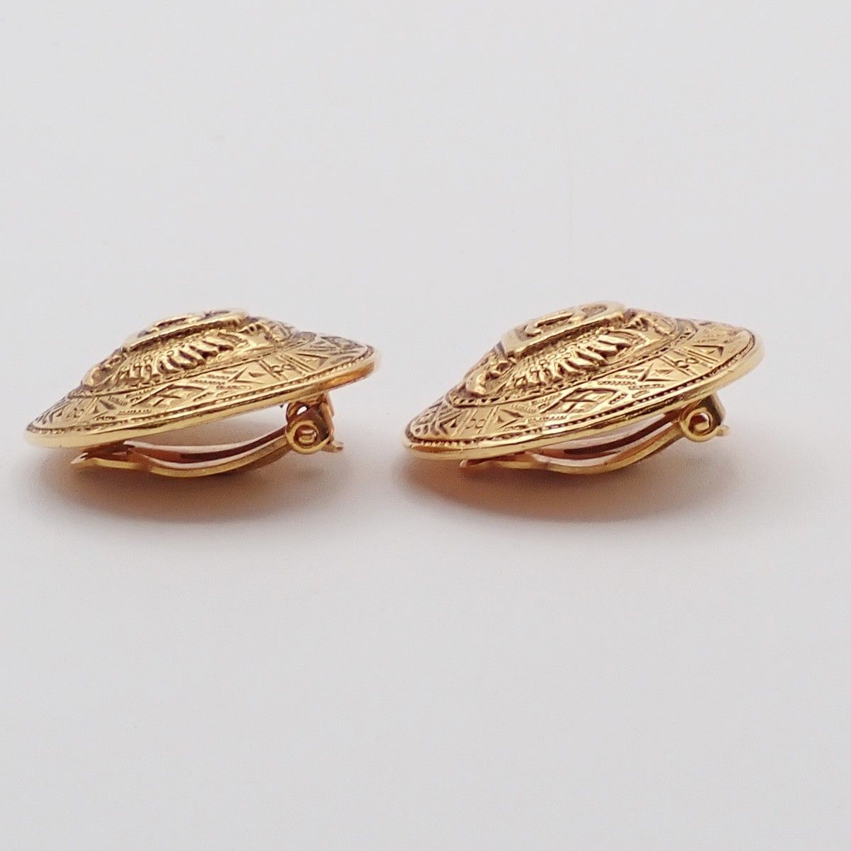 Chanel Chanel Vintage Round CC Clip-On Earrings Metal Size ONE SIZE - 3 Thumbnail