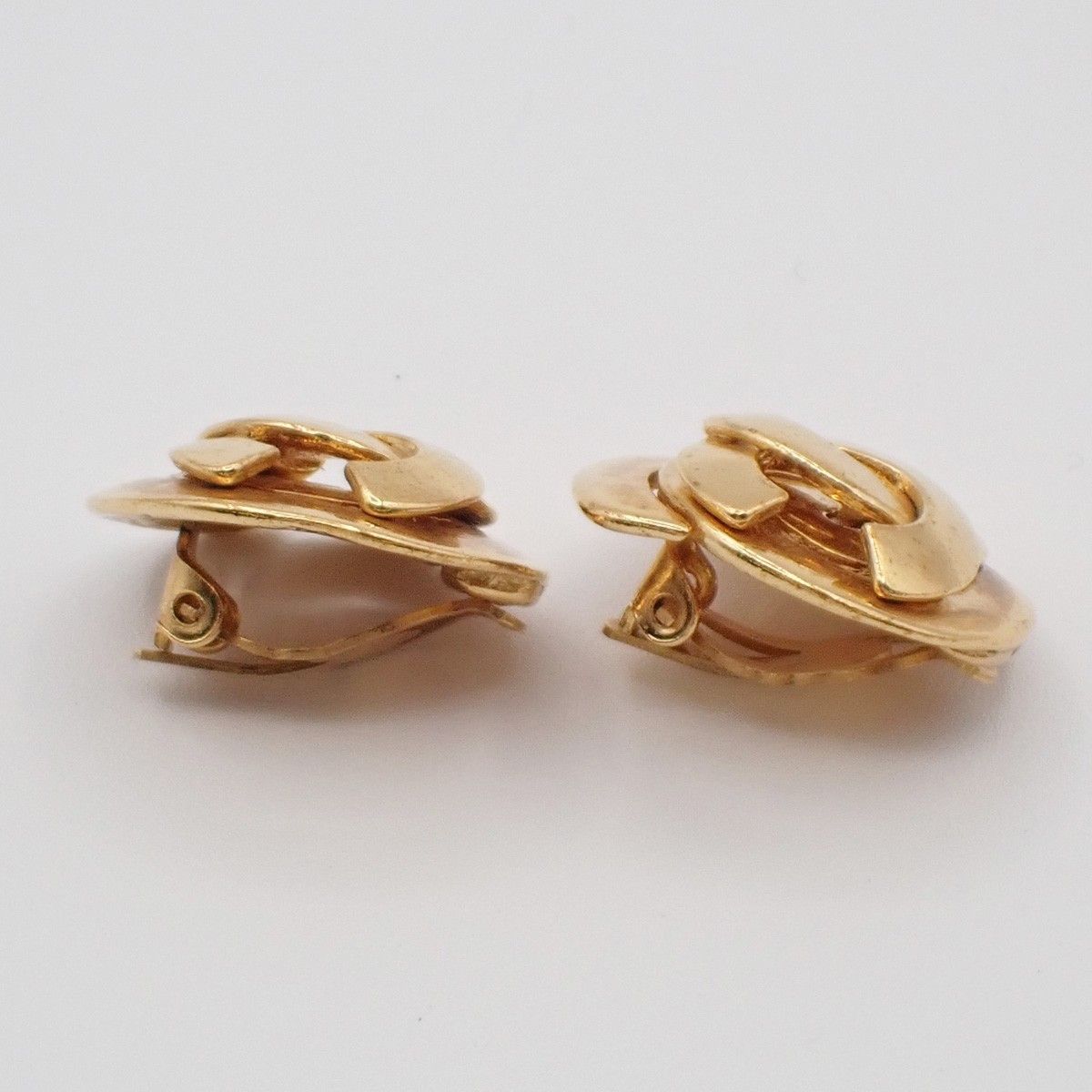 Chanel Chanel Vintage CC Round Button Clip-On Earrings Metal Size ONE SIZE - 3 Thumbnail