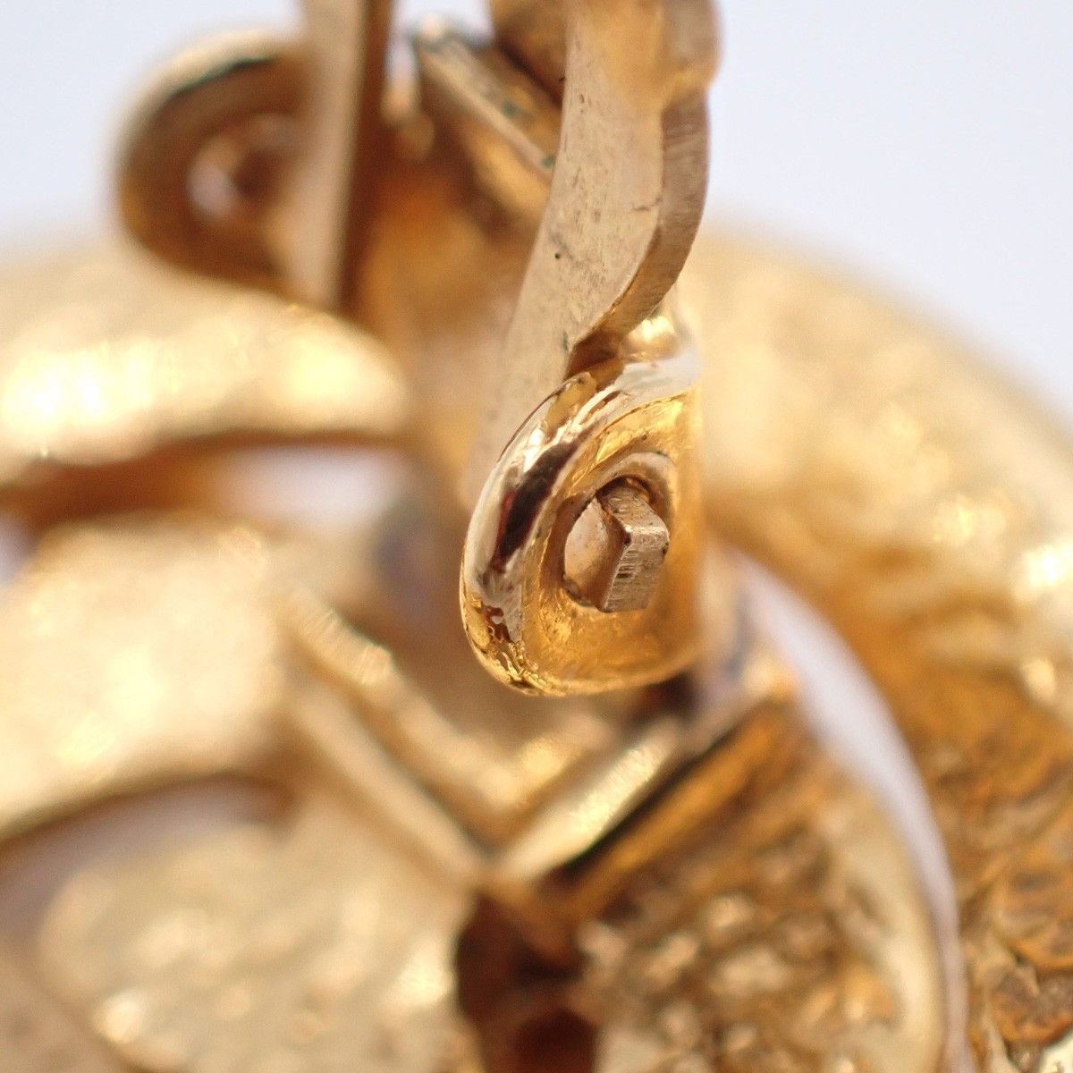 Chanel Chanel Vintage CC Round Button Clip-On Earrings Metal Size ONE SIZE - 7 Thumbnail