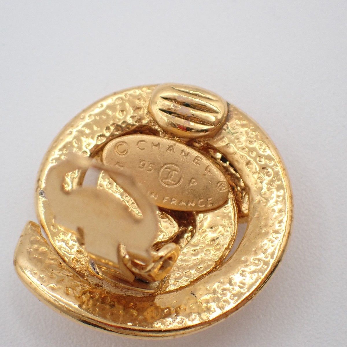 Chanel Chanel Vintage CC Round Button Clip-On Earrings Metal Size ONE SIZE - 6 Thumbnail