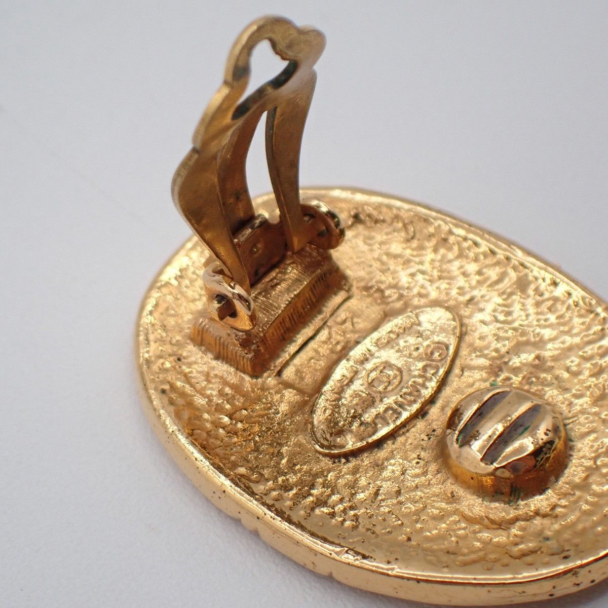 Chanel Chanel Vintage CC Crown Oval Plate Clip-On Earrings Metal Size ONE SIZE - 8 Thumbnail