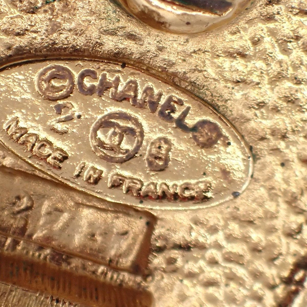 Chanel Chanel Vintage CC Crown Oval Plate Clip-On Earrings Metal Size ONE SIZE - 4 Thumbnail