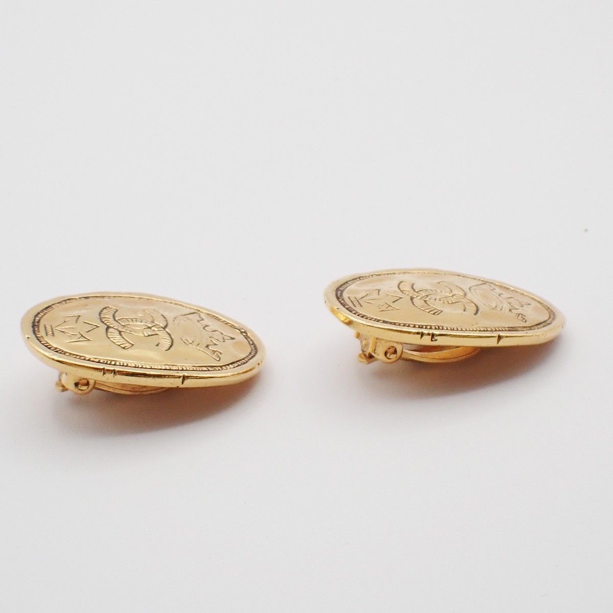 Chanel Chanel Vintage CC Crown Oval Plate Clip-On Earrings Metal Size ONE SIZE - 5 Thumbnail