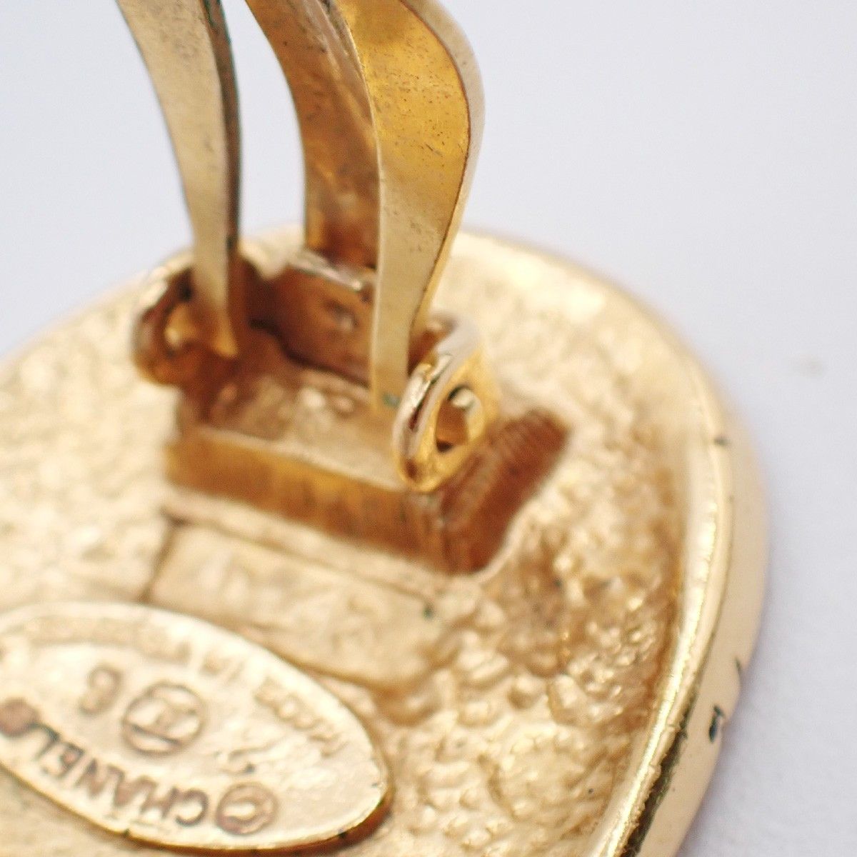 Chanel Chanel Vintage CC Crown Oval Plate Clip-On Earrings Metal Size ONE SIZE - 7 Thumbnail
