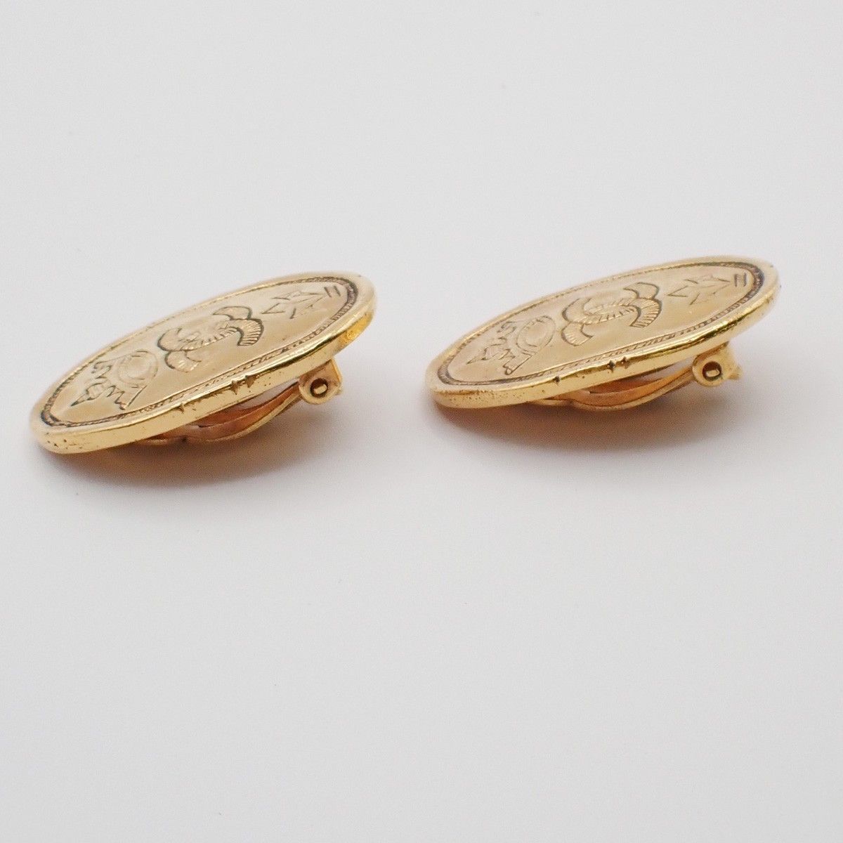 Chanel Chanel Vintage CC Crown Oval Plate Clip-On Earrings Metal Size ONE SIZE - 2 Thumbnail