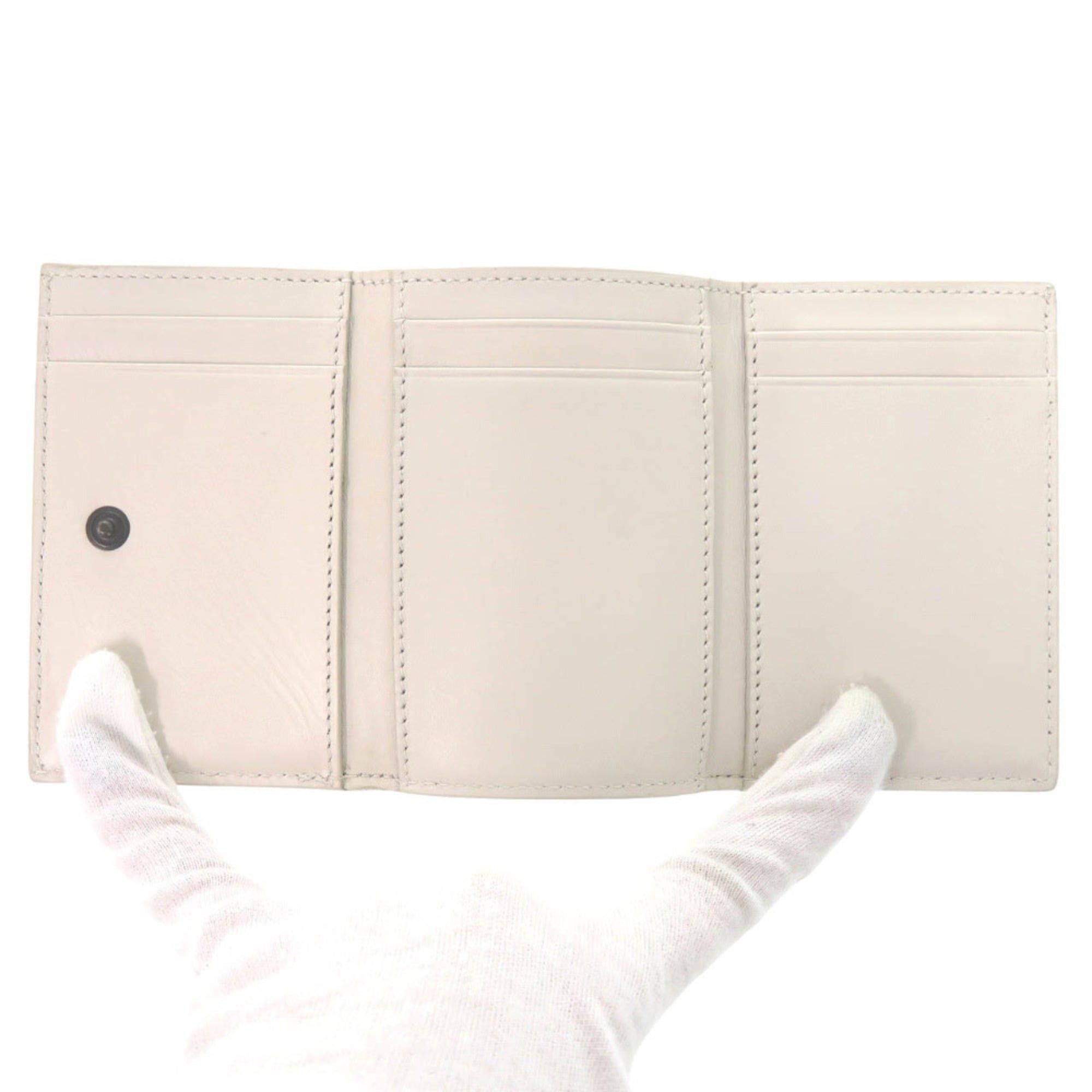 Bottega Veneta Like new Bottega Veneta Leggero Compact Wallet 515385 in calfskin BIANCO MIST ivory tri-fold wallet 2084 BOTTEGAVENETA Size ONE SIZE - 4 Thumbnail