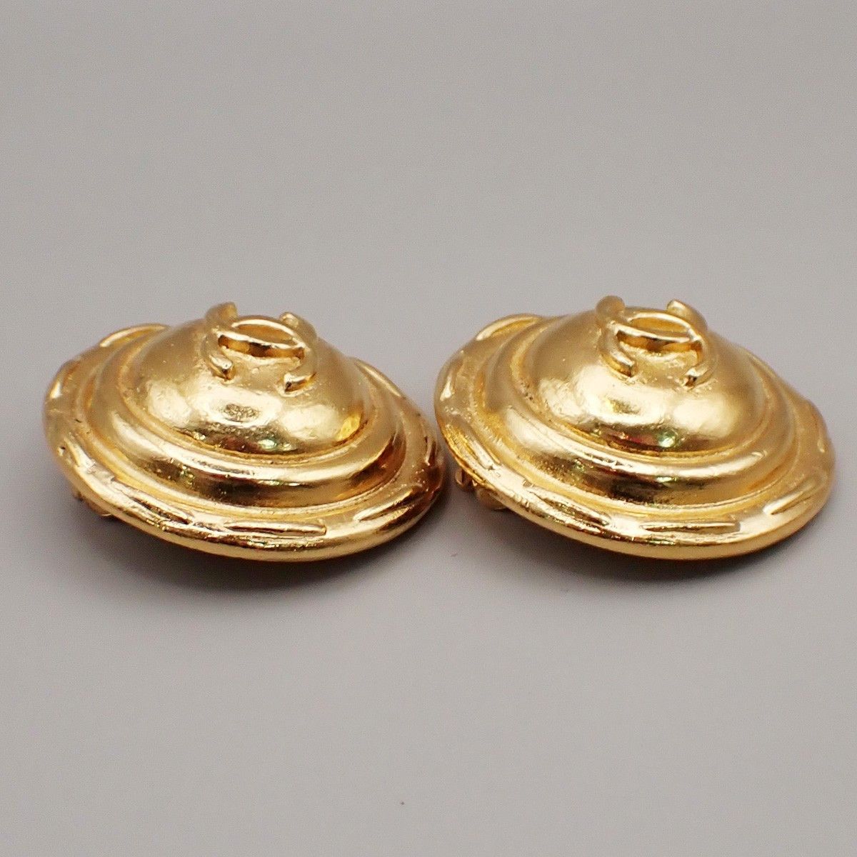 Chanel Chanel Vintage CC Round Button Clip-On Earrings Metal Size ONE SIZE - 9 Thumbnail