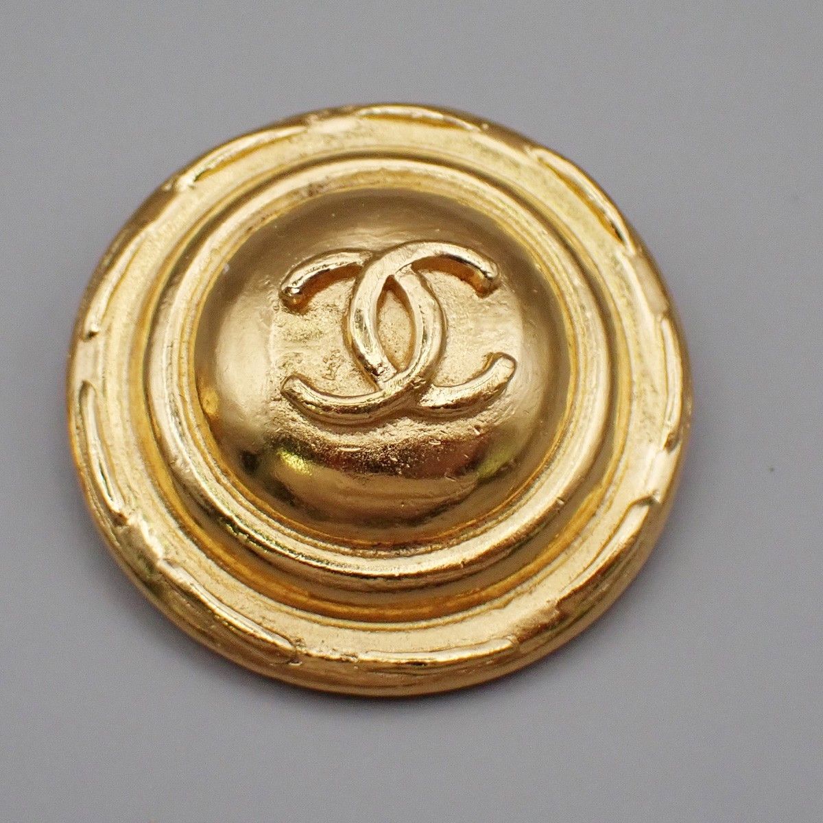 Chanel Chanel Vintage CC Round Button Clip-On Earrings Metal Size ONE SIZE - 4 Thumbnail