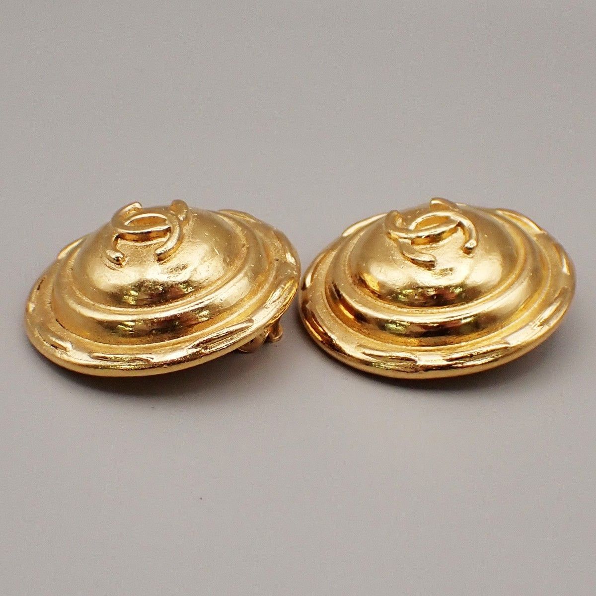 Chanel Chanel Vintage CC Round Button Clip-On Earrings Metal Size ONE SIZE - 8 Thumbnail