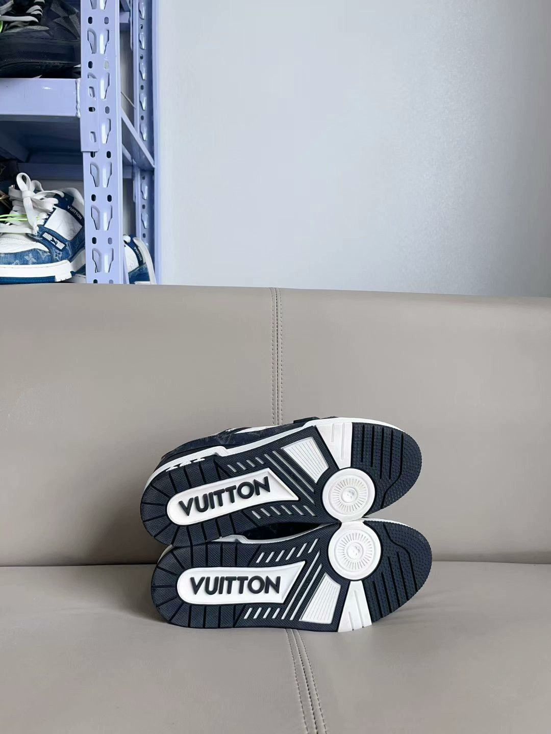 Louis Vuitton louis vuitton lv trainer black and white Size US 10.5 / EU 43-44 - 7 Thumbnail