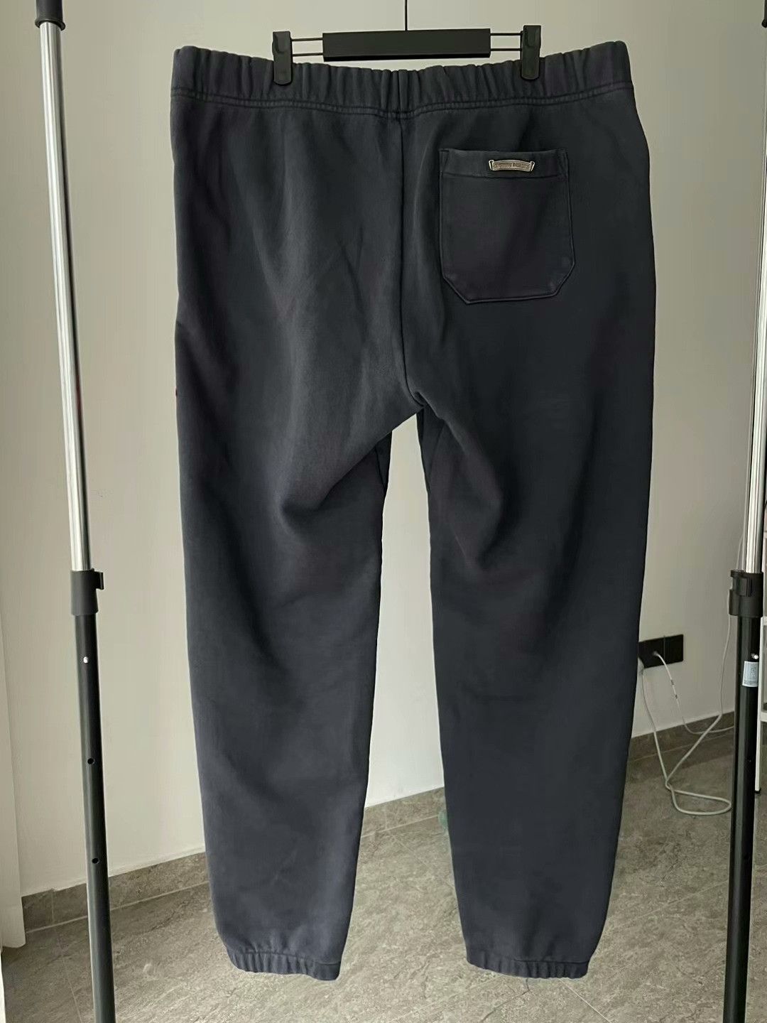 Chrome Hearts chrome hearts black sweatpants with red patches Size US 44 / EU 60 - 2 Thumbnail