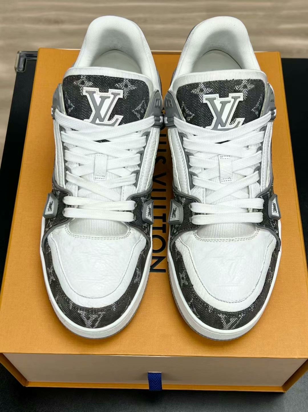 Louis Vuitton lv trainer gray and white sneakers uk7 Size US 8 / EU 41 - 3 Thumbnail