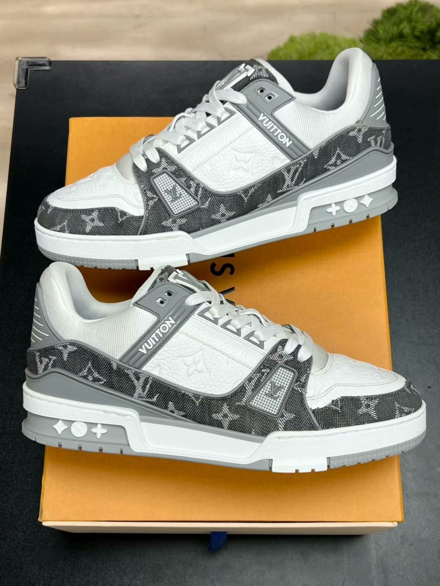 Louis Vuitton lv trainer gray and white sneakers Size US 7 / EU 40 - 4 Thumbnail