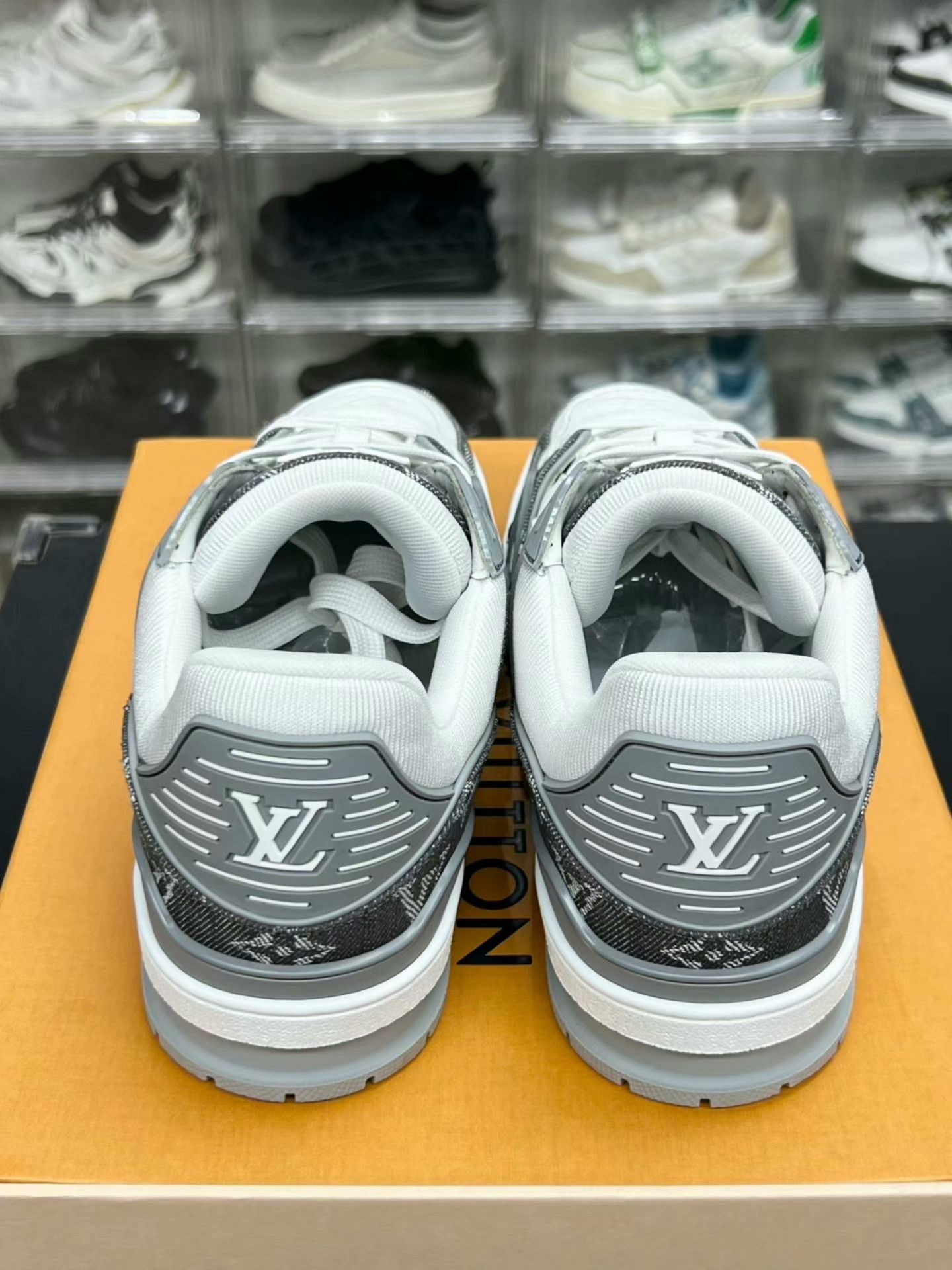Louis Vuitton lv trainer gray and white sneakers Size US 7 / EU 40 - 6 Thumbnail