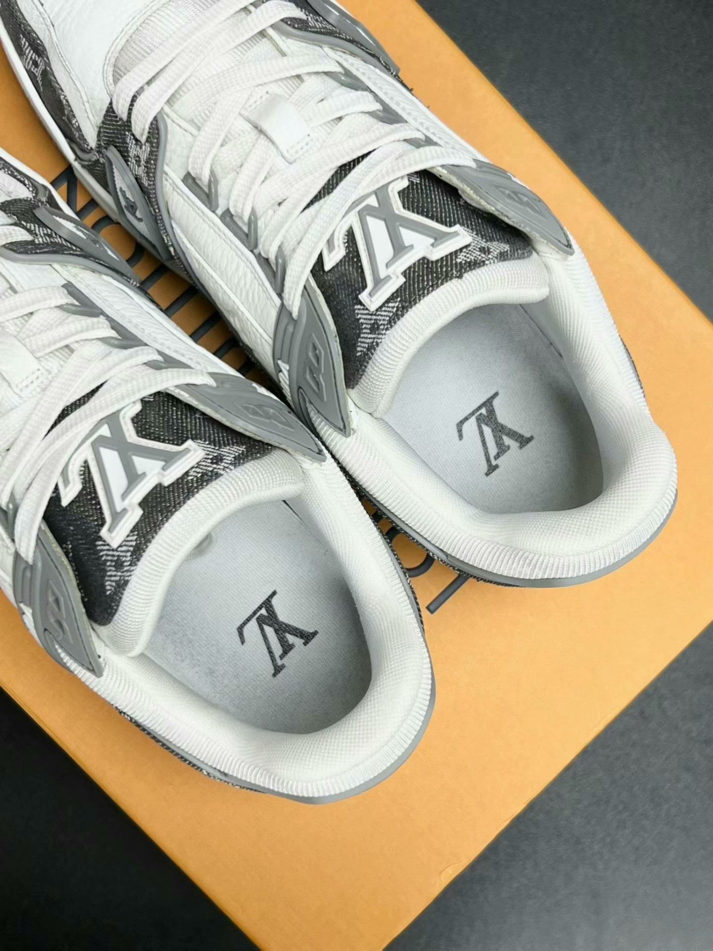 Louis Vuitton lv trainer gray and white sneakers Size US 7 / EU 40 - 3 Thumbnail