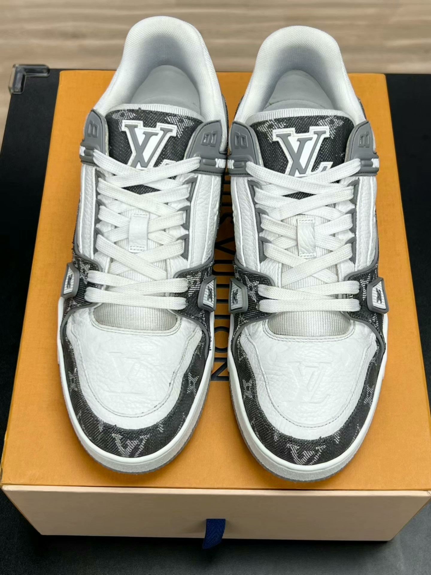 Louis Vuitton lv trainer gray and white sneakers Size US 7 / EU 40 - 2 Thumbnail