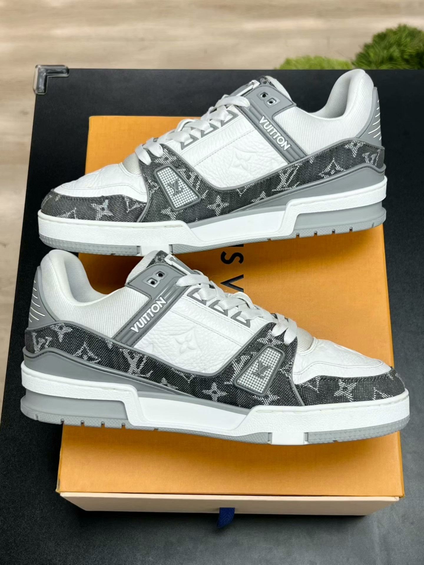 Louis Vuitton lv trainer gray and white sneakers Size US 7 / EU 40 - 5 Thumbnail