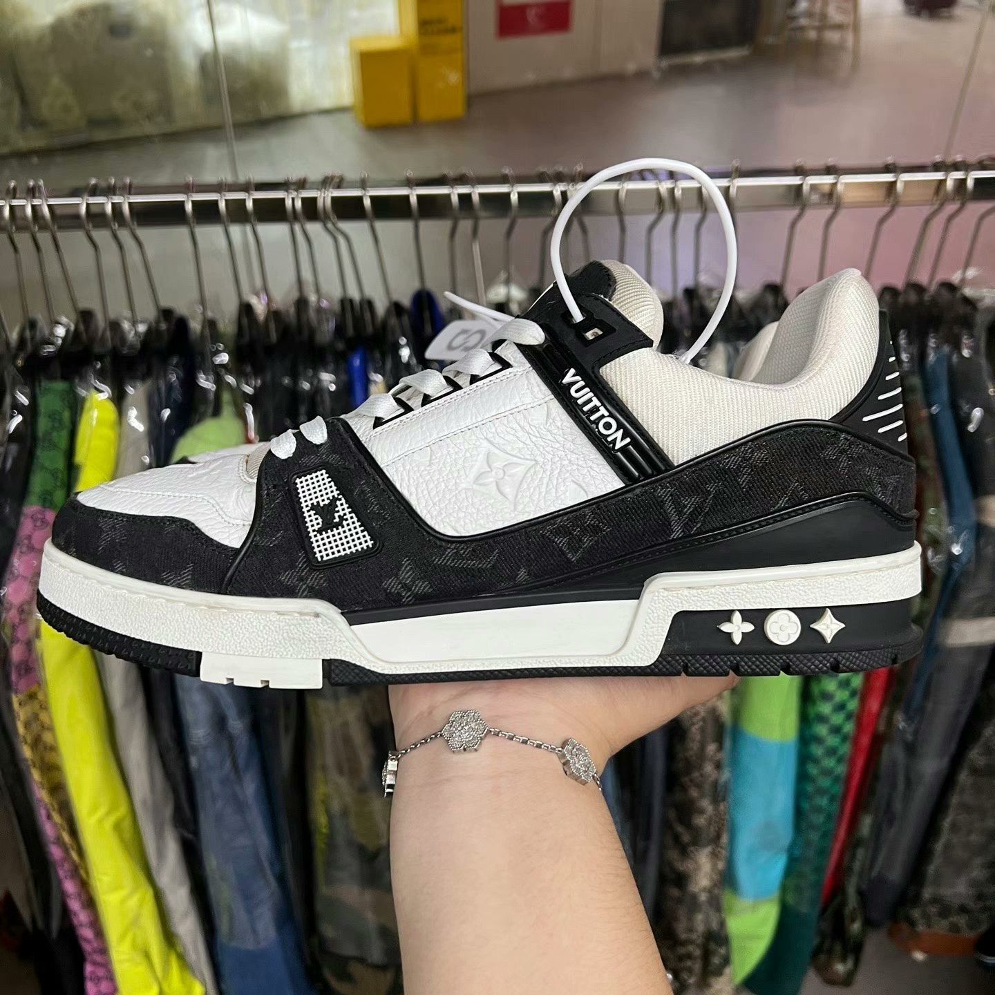 Louis Vuitton lv trainer black and white sneakers Size US 9.5 / EU 42-43 - 6 Thumbnail