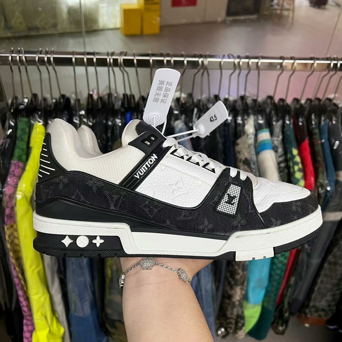 Louis Vuitton lv trainer black and white sneakers Size US 9.5 / EU 42-43 - 4 Thumbnail