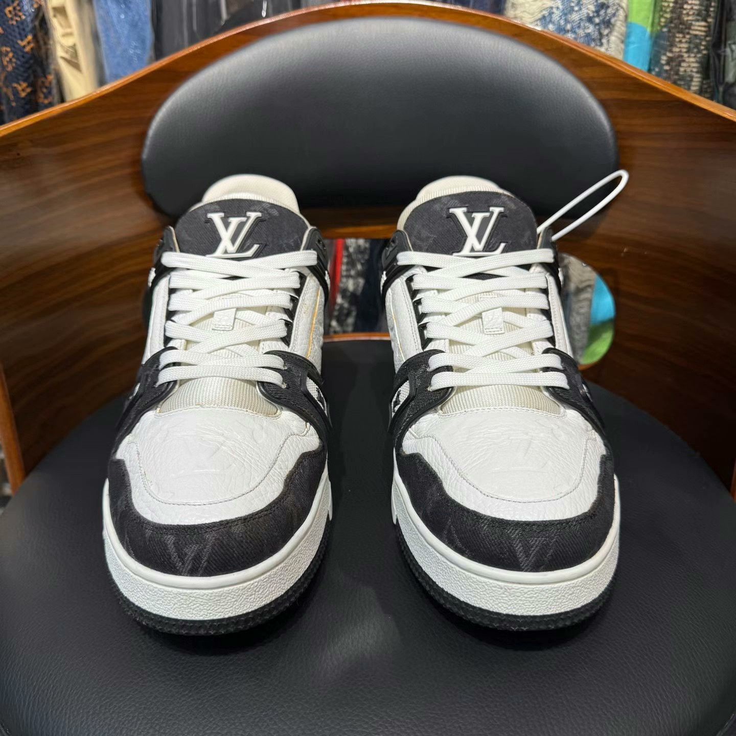 Louis Vuitton lv trainer black and white sneakers Size US 9.5 / EU 42-43 - 2 Thumbnail