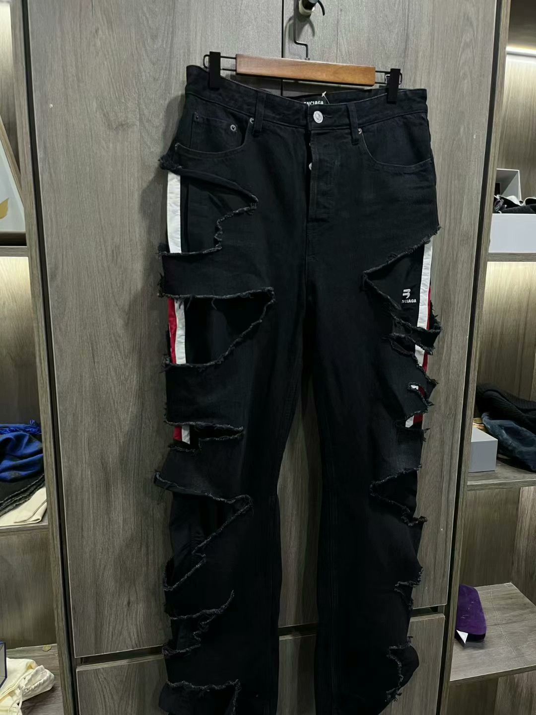 Balenciaga balenciaga black red embroidered distressed jeans Size US 30 / EU 46 - 2 Thumbnail
