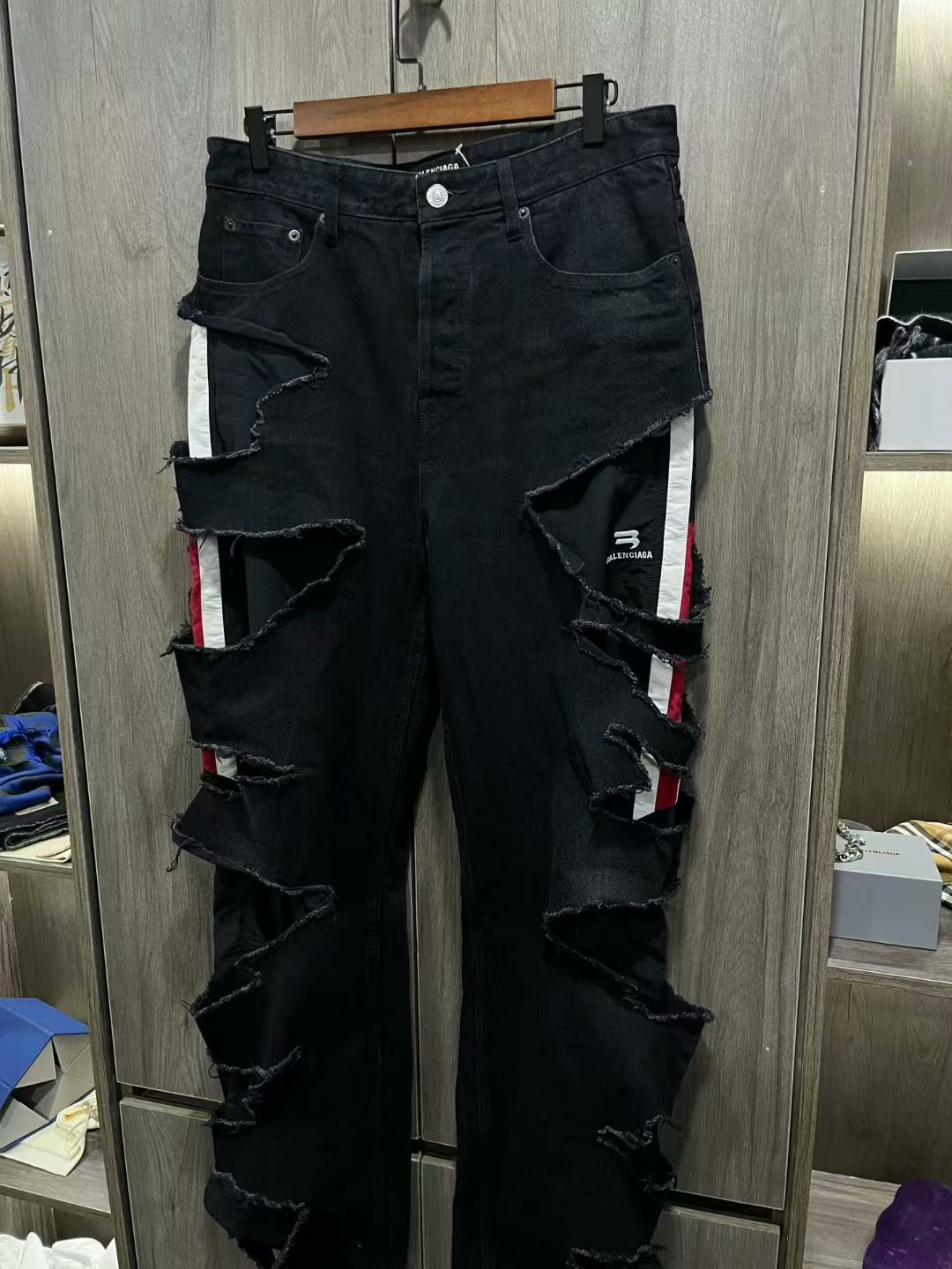 Balenciaga balenciaga black red embroidered distressed jeans Size US 30 / EU 46 - 3 Thumbnail