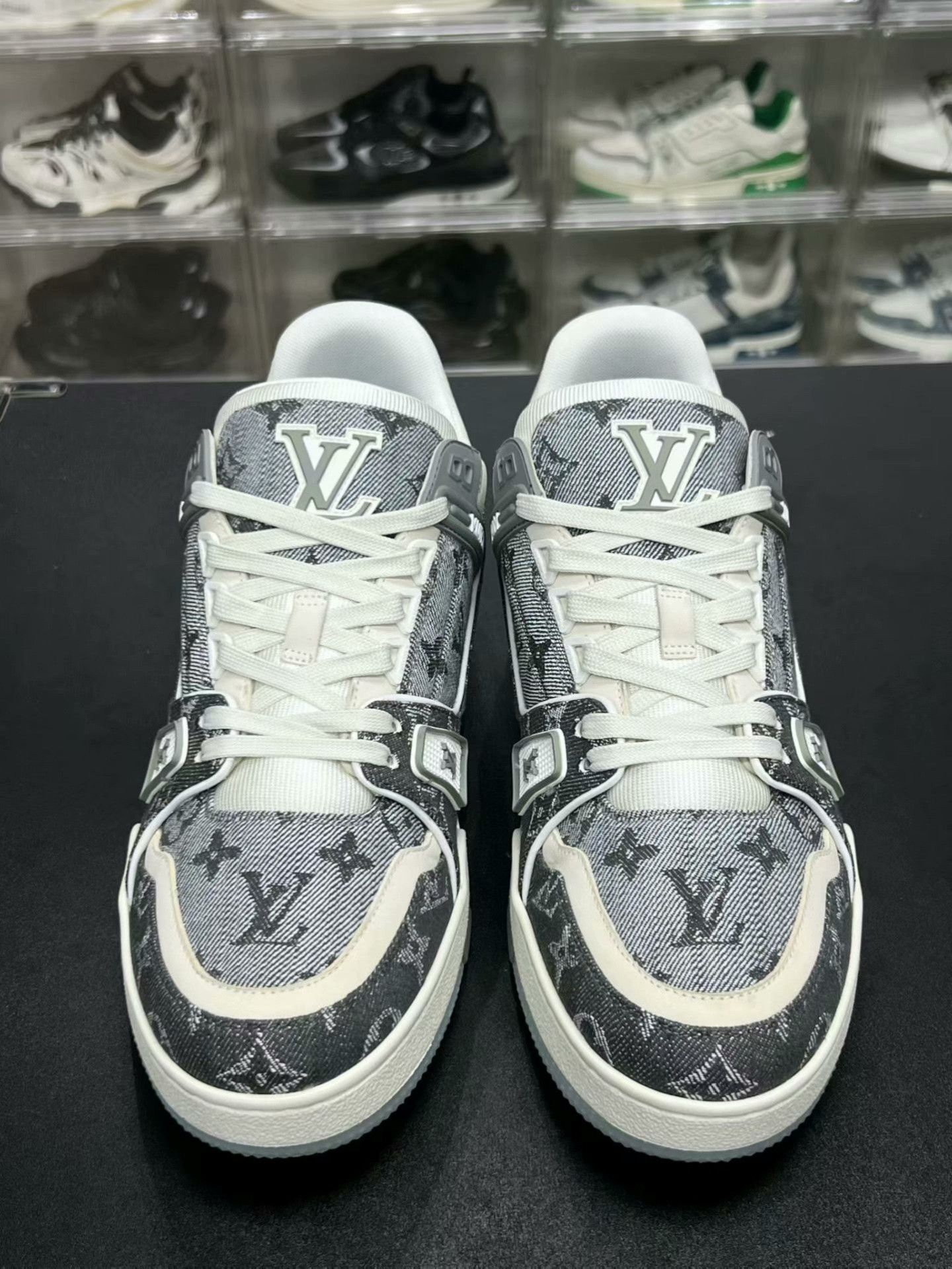 Louis Vuitton lv trainer gray and white sneakers uk7 Size US 7 / EU 40 - 2 Thumbnail