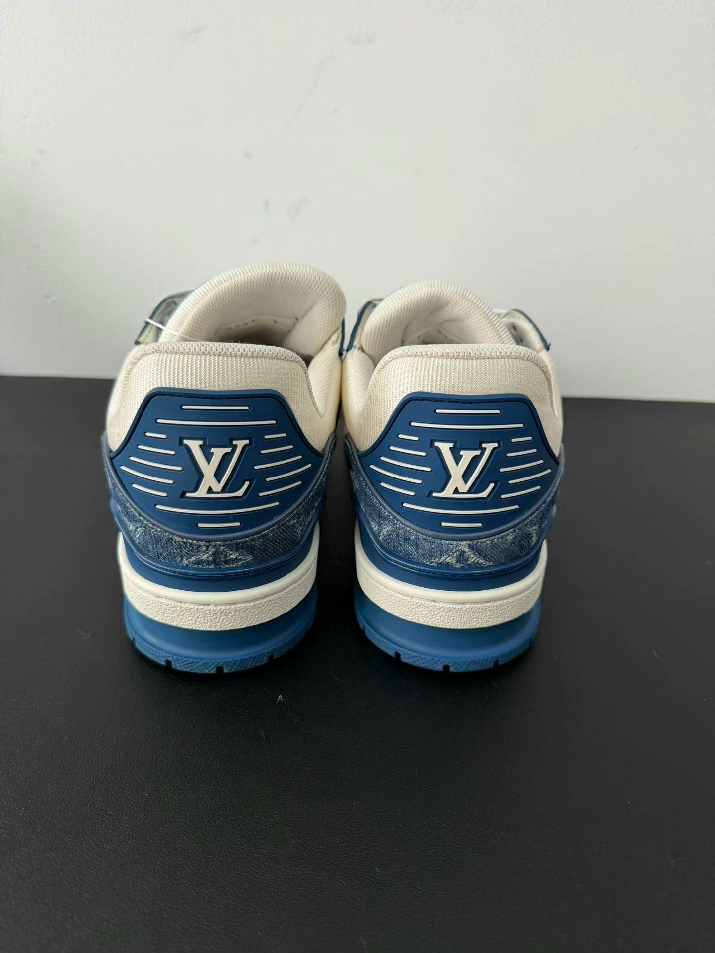 Louis Vuitton lv trainer blue and white sneaker Size US 7 / EU 40 - 4 Thumbnail