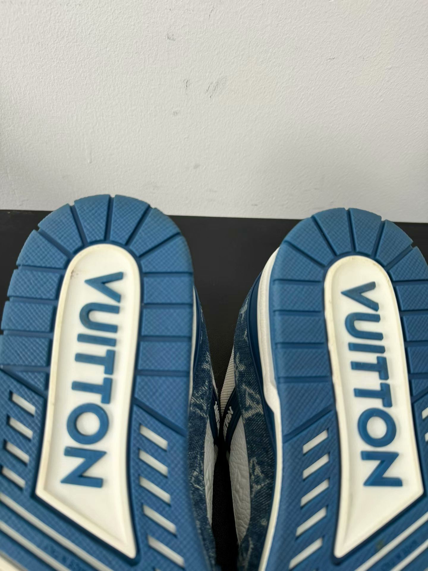 Louis Vuitton lv trainer blue and white sneaker Size US 7 / EU 40 - 8 Thumbnail