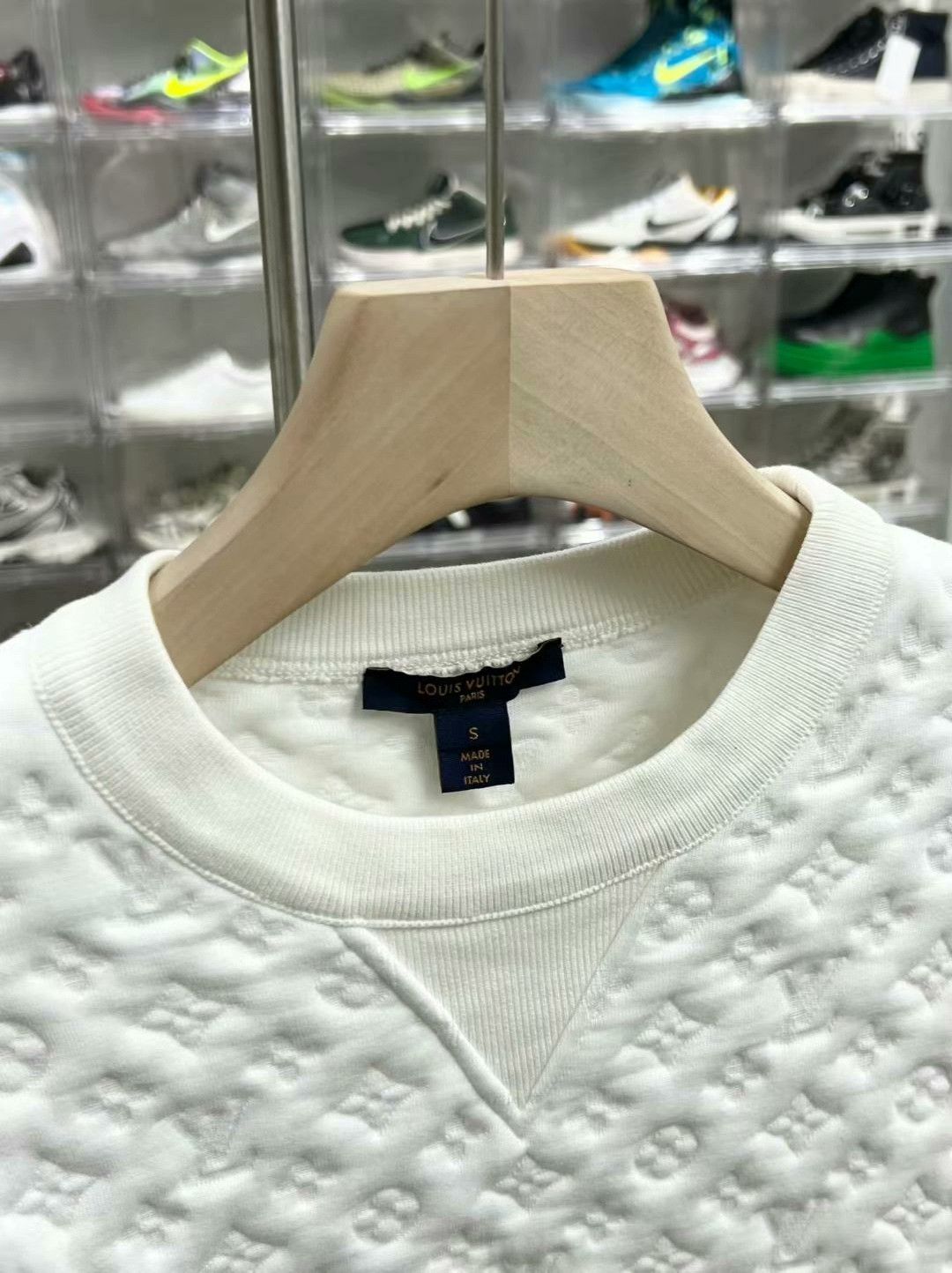 Louis Vuitton lv embossed logo crewneck sweatshirt in white Size S / US 4 / IT 40 - 2 Thumbnail