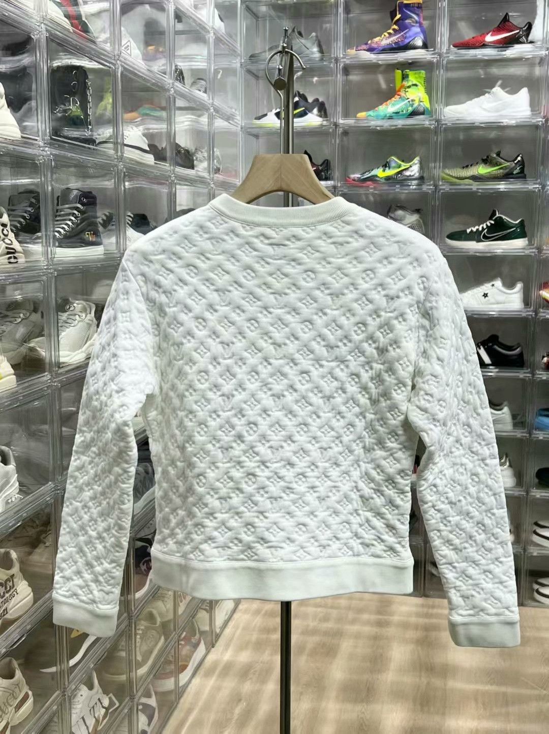 Louis Vuitton lv embossed logo crewneck sweatshirt in white Size S / US 4 / IT 40 - 5 Thumbnail