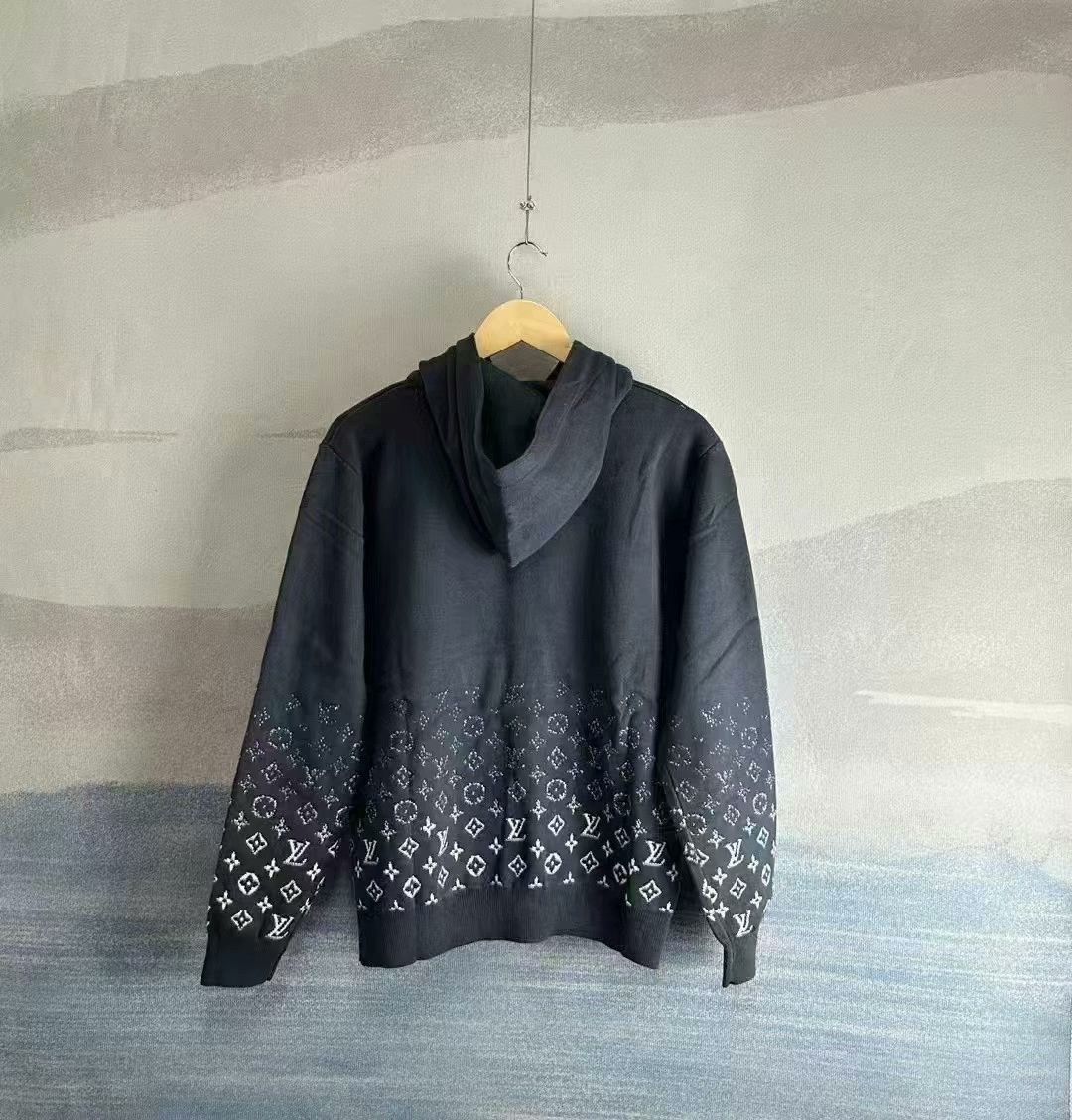 Louis Vuitton louis vuitton gray-blue gradient hoodie M size Size US M / EU 48-50 / 2 - 3 Thumbnail