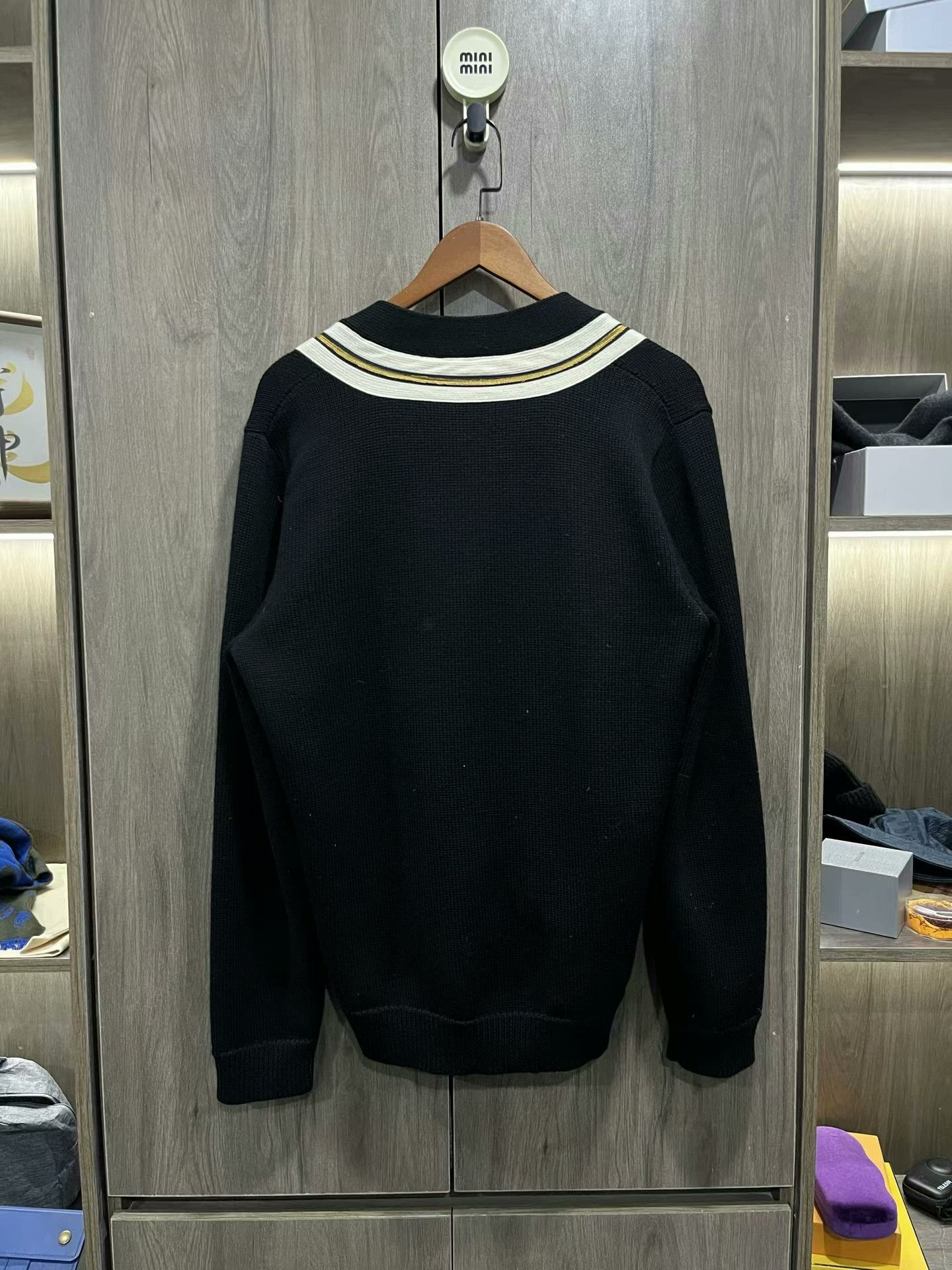 Gucci black embroidered wool cardigan from gucci Size US M / EU 48-50 / 2 - 3 Thumbnail