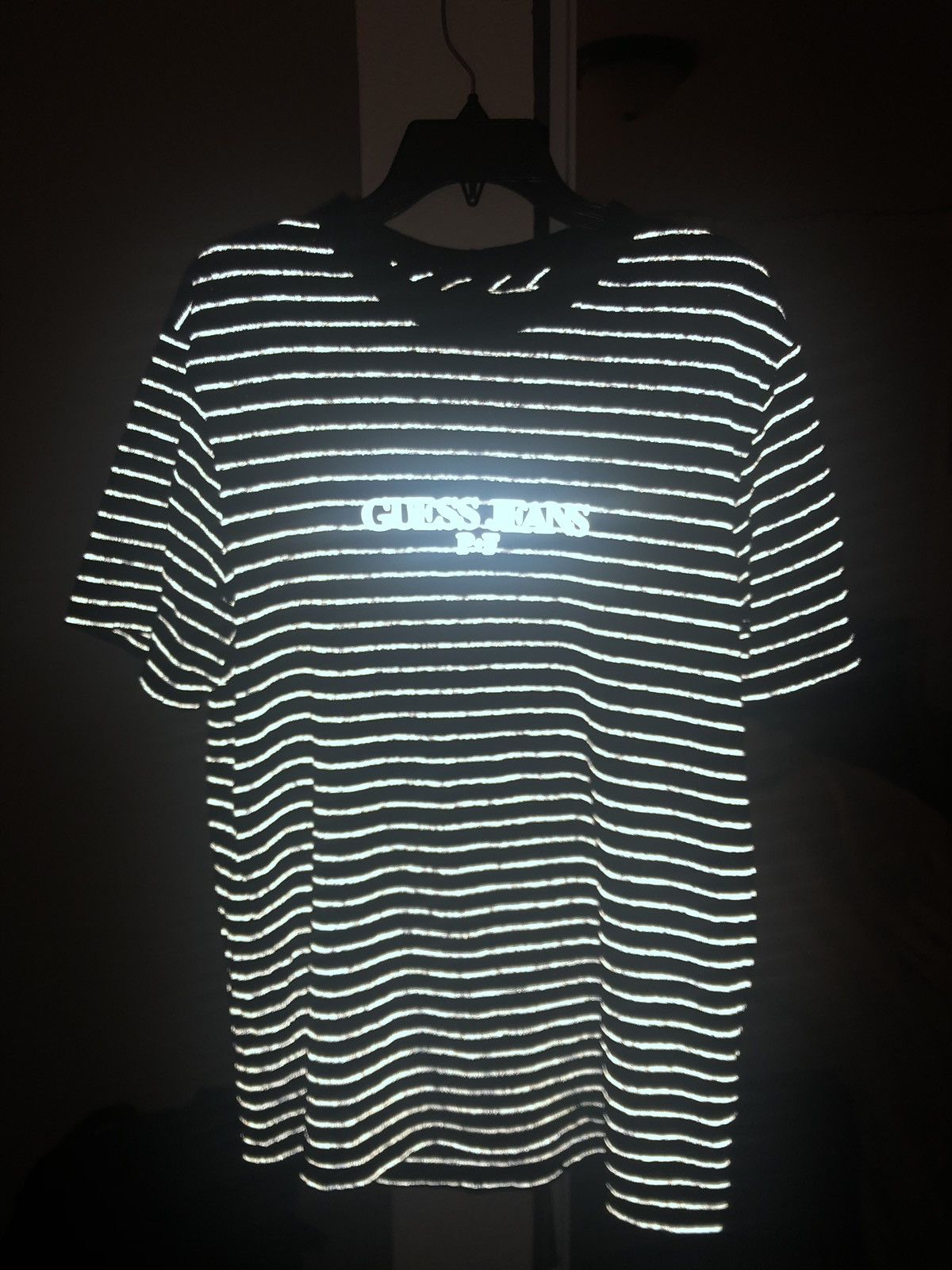 stave analyse de Guess Guess x Places + Faces Black Reflective Logo Stripe Tee | Grailed