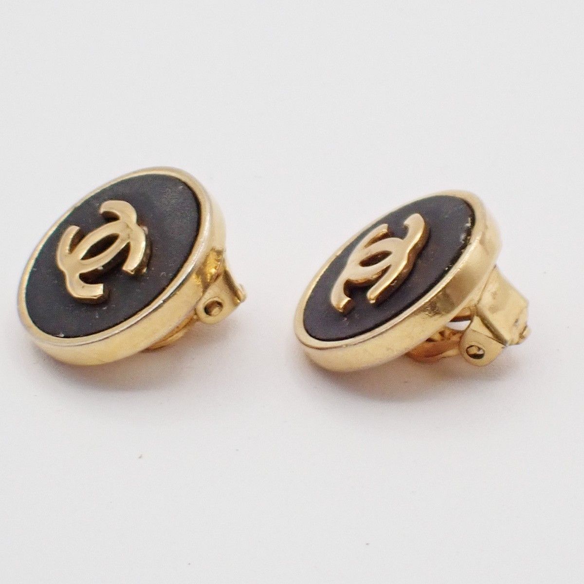 Chanel Chanel Vintage CC Round Button Clip-On Earrings Metal Size ONE SIZE - 3 Thumbnail