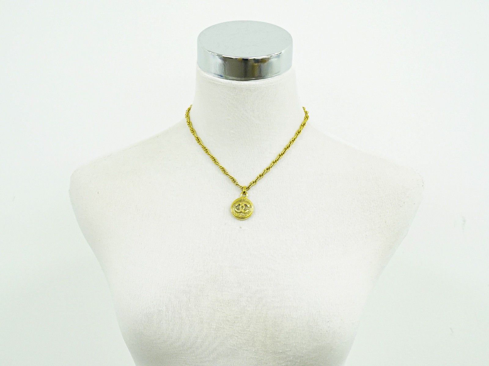 Chanel Chanel Vintage Medallion Necklace Metal Size ONE SIZE - 9 Thumbnail