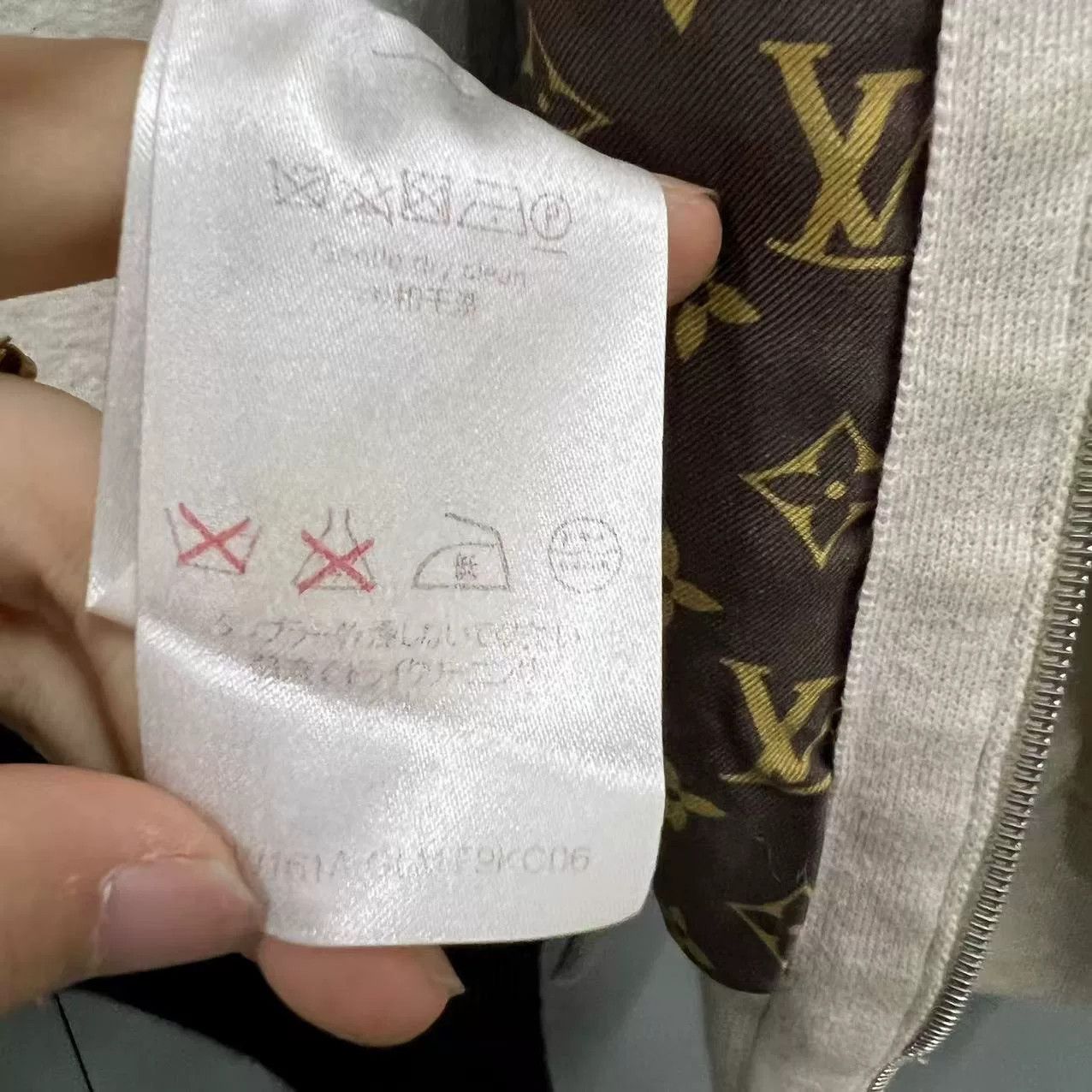 Louis Vuitton louis vuitton zip-up hoodie in off-white Size US M / EU 48-50 / 2 - 5 Thumbnail