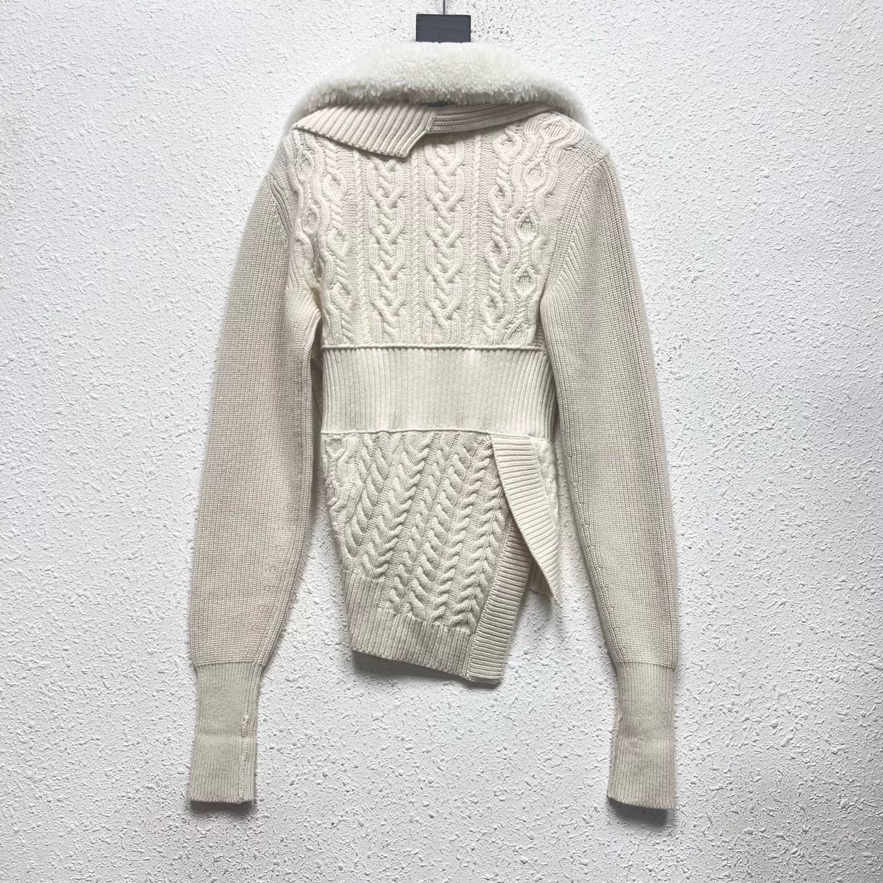 Burberry burberry knitted cardigan with fur collar Size XS / US 0-2 / IT 36-38 - 2 Thumbnail